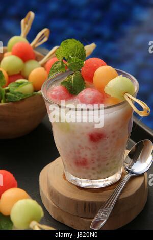 Melon glacé et perles de sagou dans le lait de coco, dessert froid asiatiques populaires verre de Singapour, Malaisie et Indonésie. Banque D'Images