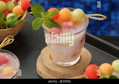 Melon glacé et perles de sagou dans le lait de coco, dessert froid asiatiques populaires verre de Singapour, Malaisie et Indonésie. Banque D'Images