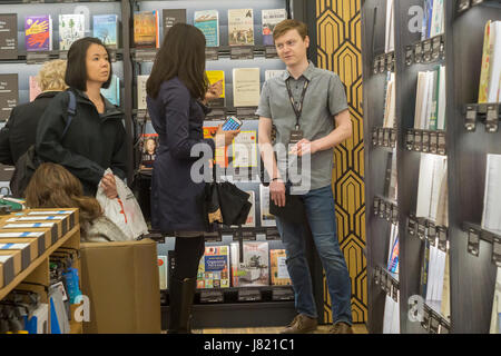 Les clients boutique et parcourir dans la nouvelle Amazon Books dans le Time Warner Center à New York le jour de l'ouverture, jeudi, 25 mai 2017. Les 4000 pieds carrés magasin est la septième de l'entreprise et son premier magasin dans la ville de New York. Le magasin dispose d'une quantité limitée de livres organisée par les données compilées sur les achats effectués par les clients sur Amazon. Un autre magasin dans le centre de l'ouverture est prévue pour plus tard cette année. (© Richard B. Levine) Banque D'Images