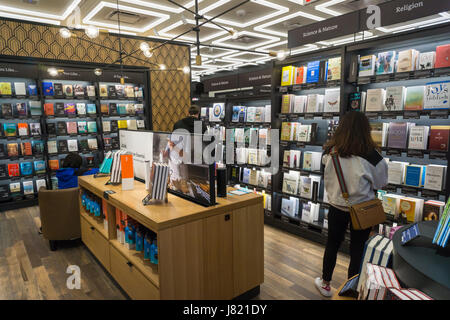 Les clients boutique et parcourir dans la nouvelle Amazon Books dans le Time Warner Center à New York le jour de l'ouverture, jeudi, 25 mai 2017. Les 4000 pieds carrés magasin est la septième de l'entreprise et son premier magasin dans la ville de New York. Le magasin dispose d'une quantité limitée de livres organisée par les données compilées sur les achats effectués par les clients sur Amazon. Un autre magasin dans le centre de l'ouverture est prévue pour plus tard cette année. (© Richard B. Levine) Banque D'Images