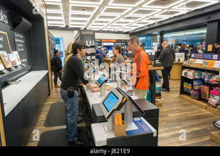 Les clients boutique et parcourir dans la nouvelle Amazon Books dans le Time Warner Center à New York le jour de l'ouverture, jeudi, 25 mai 2017. Les 4000 pieds carrés magasin est la septième de l'entreprise et son premier magasin dans la ville de New York. Le magasin dispose d'une quantité limitée de livres organisée par les données compilées sur les achats effectués par les clients sur Amazon. Un autre magasin dans le centre de l'ouverture est prévue pour plus tard cette année. (© Richard B. Levine) Banque D'Images