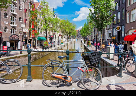 AMSTERDAM, Pays-Bas - 23 juin 2013 : rue animée (Oudezijds Achterburgwal) dans le coeur de Red Light District à Amsterdam, Pays-Bas. Voir bof Banque D'Images