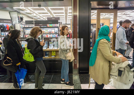 Les clients attendent d'entrer dans la nouvelle Amazon Books dans le Time Warner Center à New York le jour de l'ouverture, jeudi, 25 mai 2017. Les 4000 pieds carrés magasin est la septième de l'entreprise et son premier magasin dans la ville de New York. Le magasin dispose d'une quantité limitée de livres organisée par les données compilées sur les achats effectués par les clients sur Amazon. Un autre magasin dans le centre de l'ouverture est prévue pour plus tard cette année. (© Richard B. Levine) Banque D'Images