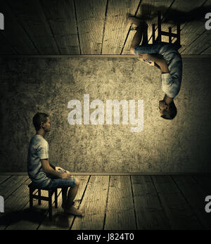 Idée créative concept avec un homme assis dans une pièce sombre au-dessus et ci-dessous à la recherche à chaque d'autres lits. Monde parallèle conceptuel, alternate reality, fic Banque D'Images