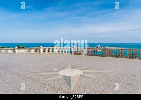 Ortona (Abruzzes, Italie) - La ville sur la mer Adriatique, avec grand port, château médiéval et une vue panoramique sur le centre historique. Banque D'Images