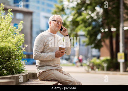 Happy senior man appelant sur smartphone en ville Banque D'Images