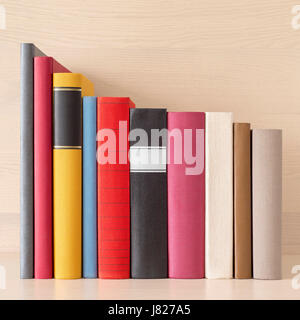 Pile de livres dans le bookself Banque D'Images