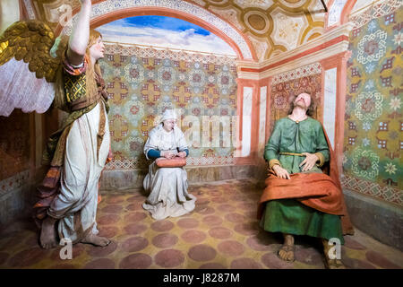 Sacro Monte di Varallo, Piémont, Italie, le 24 mai 2017 - scène biblique représentation de Saint Joseph rêve d'un ange tout en Vierge Marie coud Banque D'Images