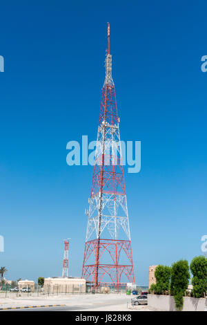 Tour de transmission de communications contre un ciel bleu Banque D'Images