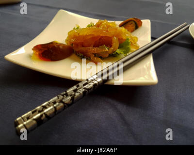 Salade de méduses pour plat froid en apéritif bien sûr Dim Sum Banque D'Images