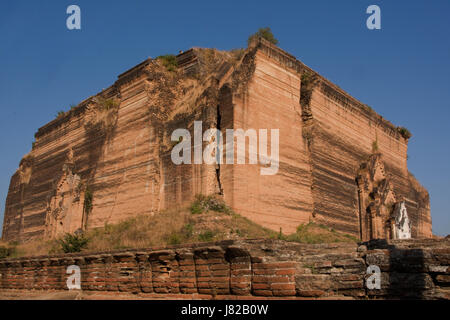 En Asie, LE MYANMAR (BIRMANIE), Division de Mandalay, Mingun, Daw Gyi Hto Pa en briques bouddhiste pagode, plus grand bâtiment en brique de masse dans le monde Banque D'Images