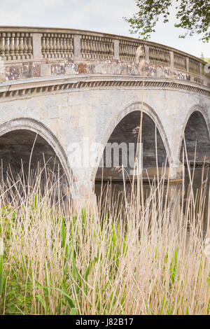 Le petit pont à Compton Verney, Warwickshire UK Banque D'Images