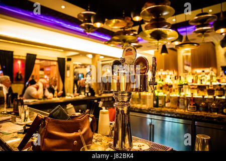 Florence, Italie - 11 novembre 2015 : comptoir de bar classique avec des bouteilles à l'arrière-plan flou Banque D'Images