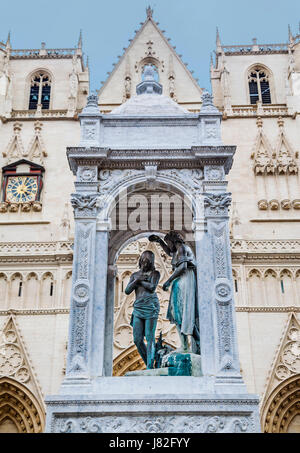 France, Lyon, le Baptême du Christ, à arcades d'un ensemble de statues sur une fontaine à la façade de Saint Jean le Baptiste, la Cathédrale Cathédrale Sa Banque D'Images