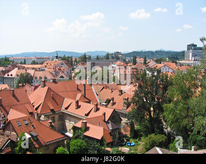 Vue sur le parc de Ljubljana autour du château de Ljubljana Banque D'Images