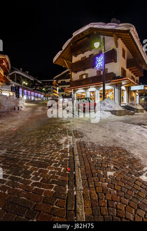 Rue illuminée de Madonna di Campiglio la nuit, Alpes italiennes, Italie Banque D'Images