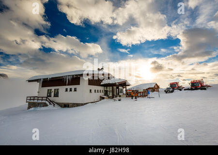 MADONNA DI CAMPIGLIO, ITALIE - 10 janvier 2014 : Ski typique Restaurant avec terrasse ouverte en Madonna di Campiglio Ski Resort situé sur la crête de Pradalago. Banque D'Images