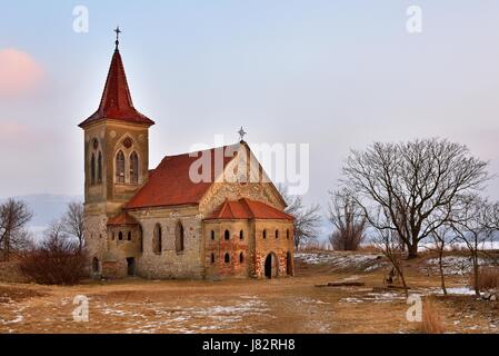 Belle vieille église Saint Linhart. Temple catholique village de Musov - Pasohlavky, République tchèque. Photo de paysage avec le coucher du soleil sur un barrage New Mills Banque D'Images