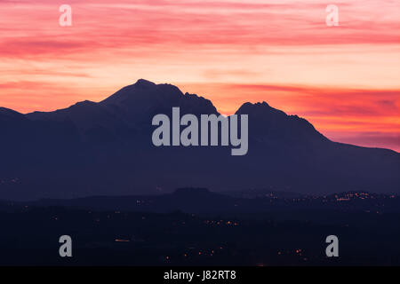 Silhouette de la Gran Sasso dans les Abruzzes au coucher du soleil qui ressemble à l'image de la beauté de sommeil Banque D'Images