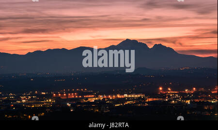 Silhouette de la Gran Sasso dans les Abruzzes au coucher du soleil qui ressemble à l'image de la beauté de sommeil Banque D'Images