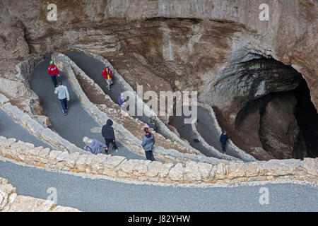 Le Parc National de Carlsbad Caverns, Nouveau-Mexique - Touristes descendre les lacets dans l'entrée naturelle de Carlsbad Caverns. Banque D'Images