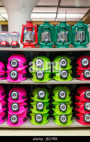 Le Parc National de Carlsbad Caverns, Nouveau-Mexique - casques spéléo souvenirs en vente dans le métro cadeaux à Carlsbad Caverns. Banque D'Images