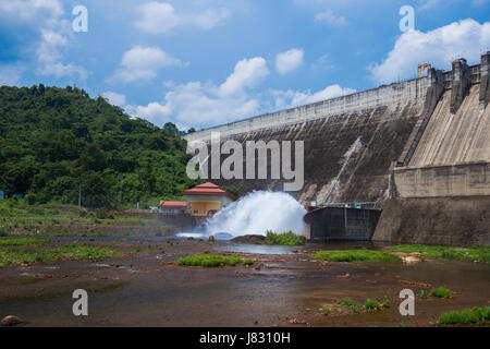 Vue avant du Khun Dan Prakan Chon barrage au province Nakhon Nayok en Thaïlande Banque D'Images