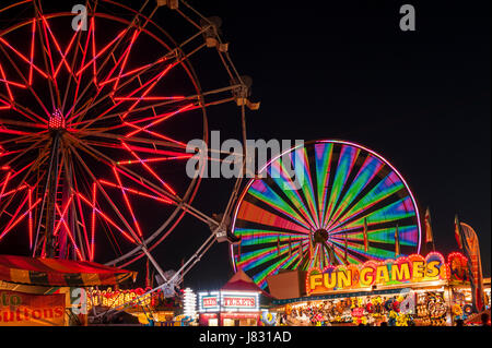 Evergreen State Fair avec roue de Ferris et cabines de jeu de nuit Banque D'Images