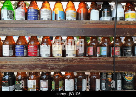 Vientiane, Laos-October 13, 2015 : les bouteilles de bière vides placées comme éléments décoratifs sur les étagères d'un bar du centre-ville nous donner des indices de la Banque D'Images