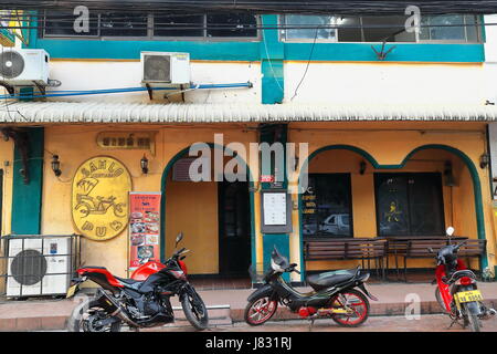 Vientiane, Laos-October 13, 2015 : bâtiment datant de l'époque coloniale française abrite un pub-bar-restaurant très populaire parmi les jeunes qui Banque D'Images