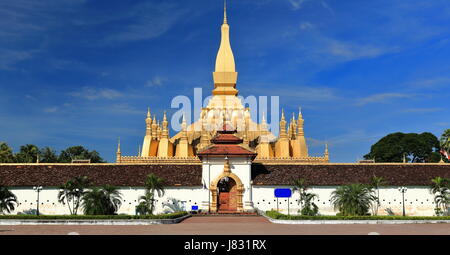 Pha That Luang stupa couvert d'or placé 4 km.de centre ville légendaire fondée en 3rd.siècle BC et la souffrance plusieurs destructions et recons Banque D'Images