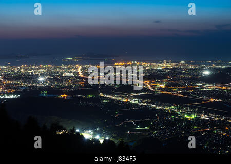 Nightview de Fukuoka au crépuscule à Fukuoka, au Japon. Banque D'Images