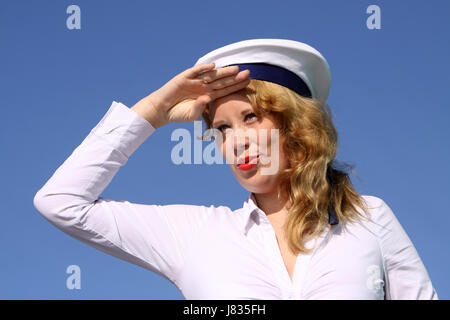 Jeune femme en tenue de marin Banque D'Images