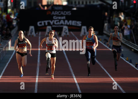 Sophie Kamlish (centre gauche) avant de gagner le Women's T44 100m avant (gauche-droite) Laura Sucre, Marlou van Rhijn et Stefanie Reid au cours de la Grande Arcadis CityGames à Deansgate, Manchester. Banque D'Images