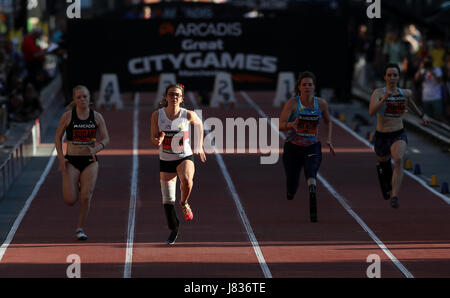 Sophie Kamlish (centre gauche) avant de gagner le Women's T44 100m avant (gauche-droite) Laura Sucre, Marlou van Rhijn et Stefanie Reid au cours de la Grande Arcadis CityGames à Deansgate, Manchester. Banque D'Images