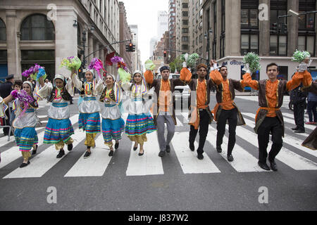 Persan annuel défilé qui se concentre sur la culture, arts et histoire de l'Iran vers le bas des marches.Madison Avenue se terminant par un tous les jours du festival au Madison Square Park, à Manhattan, New York. Banque D'Images