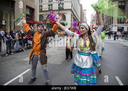 Persan annuel défilé qui se concentre sur la culture, arts et histoire de l'Iran vers le bas des marches.Madison Avenue se terminant par un tous les jours du festival au Madison Square Park, à Manhattan, New York. Banque D'Images