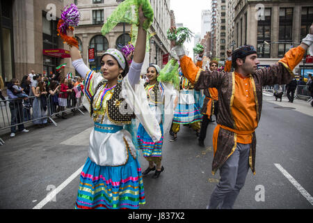 Persan annuel défilé qui se concentre sur la culture, arts et histoire de l'Iran vers le bas des marches.Madison Avenue se terminant par un tous les jours du festival au Madison Square Park, à Manhattan, New York. Banque D'Images