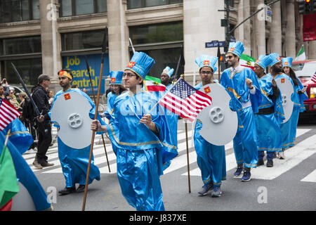 Persan annuel défilé qui se concentre sur la culture, arts et histoire de l'Iran vers le bas des marches.Madison Avenue se terminant par un tous les jours du festival au Madison Square Park, à Manhattan, New York. Banque D'Images