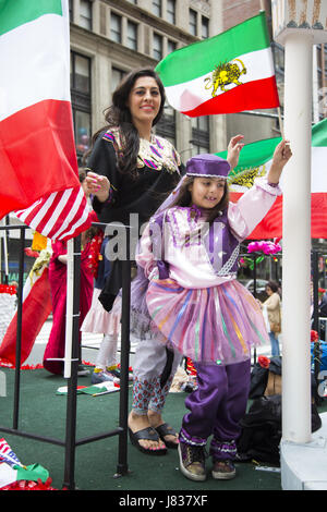 Persan annuel défilé qui se concentre sur la culture, arts et histoire de l'Iran vers le bas des marches.Madison Avenue se terminant par un tous les jours du festival au Madison Square Park, à Manhattan, New York. Banque D'Images