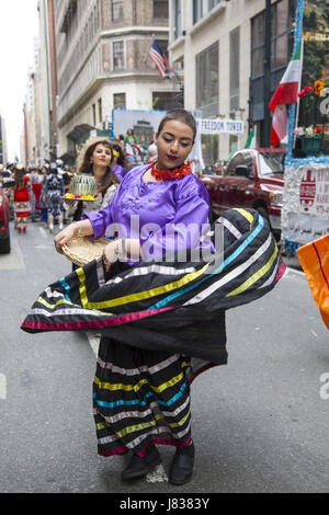 Persan annuel défilé qui se concentre sur la culture, arts et histoire de l'Iran vers le bas des marches.Madison Avenue se terminant par un tous les jours du festival au Madison Square Park, à Manhattan, New York. Banque D'Images