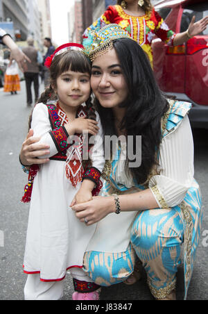 Persan annuel défilé qui se concentre sur la culture, arts et histoire de l'Iran vers le bas des marches.Madison Avenue se terminant par un tous les jours du festival au Madison Square Park, à Manhattan, New York. Banque D'Images