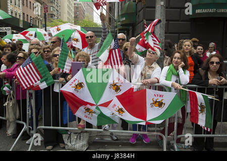 Persan annuel défilé qui se concentre sur la culture, arts et histoire de l'Iran vers le bas des marches.Madison Avenue se terminant par un tous les jours du festival au Madison Square Park, à Manhattan, New York. Banque D'Images