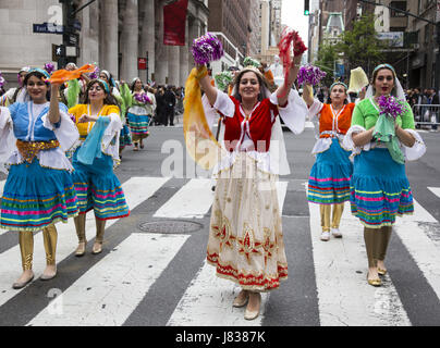 Persan annuel défilé qui se concentre sur la culture, arts et histoire de l'Iran vers le bas des marches.Madison Avenue se terminant par un tous les jours du festival au Madison Square Park, à Manhattan, New York. Banque D'Images