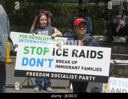 Démonstration du premier mai et mars à Union Square à New York. Les gens de l'immigration adressé, les salaires, l'administration d'atout en général ainsi que d'autres questions sociales et politiques. Banque D'Images