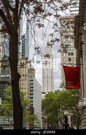 À l'est le long de la 42e Rue de la NY Public Library avec l'emblématique bâtiment Chrysler menace jusqu'à l'arrière-plan. NYC. Banque D'Images