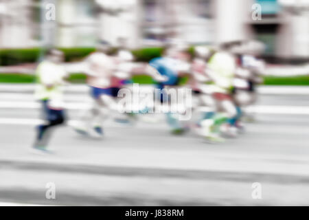 Groupe de jeunes athlètes coureurs d'exécution sur la rue, ville marathon, effet de flou, le visage méconnaissable. Sport, de la condition physique et mode de vie sain concept. F Banque D'Images