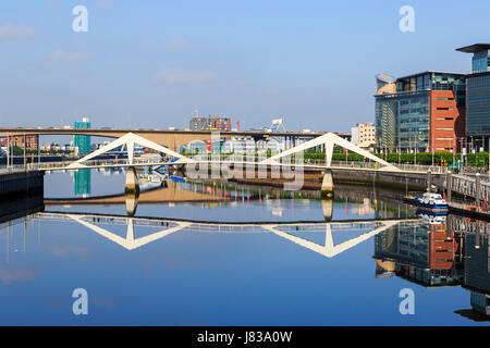 Broomielaw, Glasgow avec l'entreprise, de la banque et du commerce, l'affichage le long de la rivière Clyde vers le pont de Tradeston connu localement comme la SQ Banque D'Images