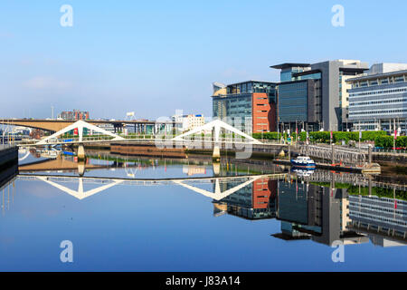 Broomielaw, Glasgow avec l'entreprise, de la banque et du commerce, l'affichage le long de la rivière Clyde vers le pont de Tradeston connu localement comme la SQ Banque D'Images