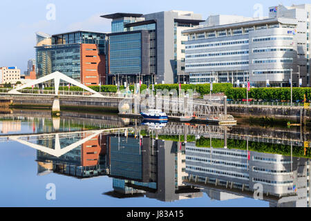 Broomielaw, Glasgow avec l'entreprise, de la banque et du commerce, l'affichage le long de la rivière Clyde vers le pont de Tradeston connu localement comme la SQ Banque D'Images